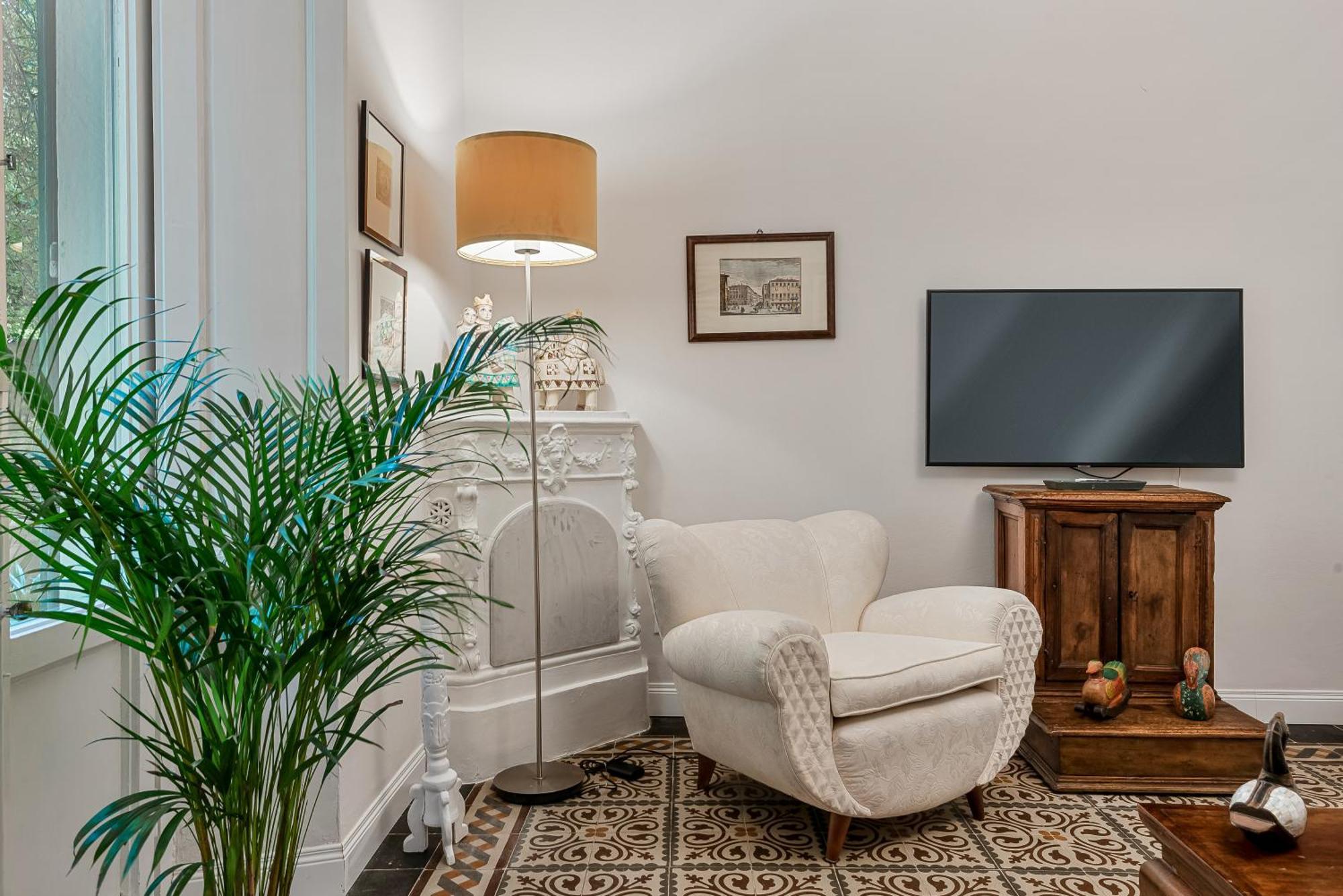 4 Suites, Frescoes And Garden Apartment *