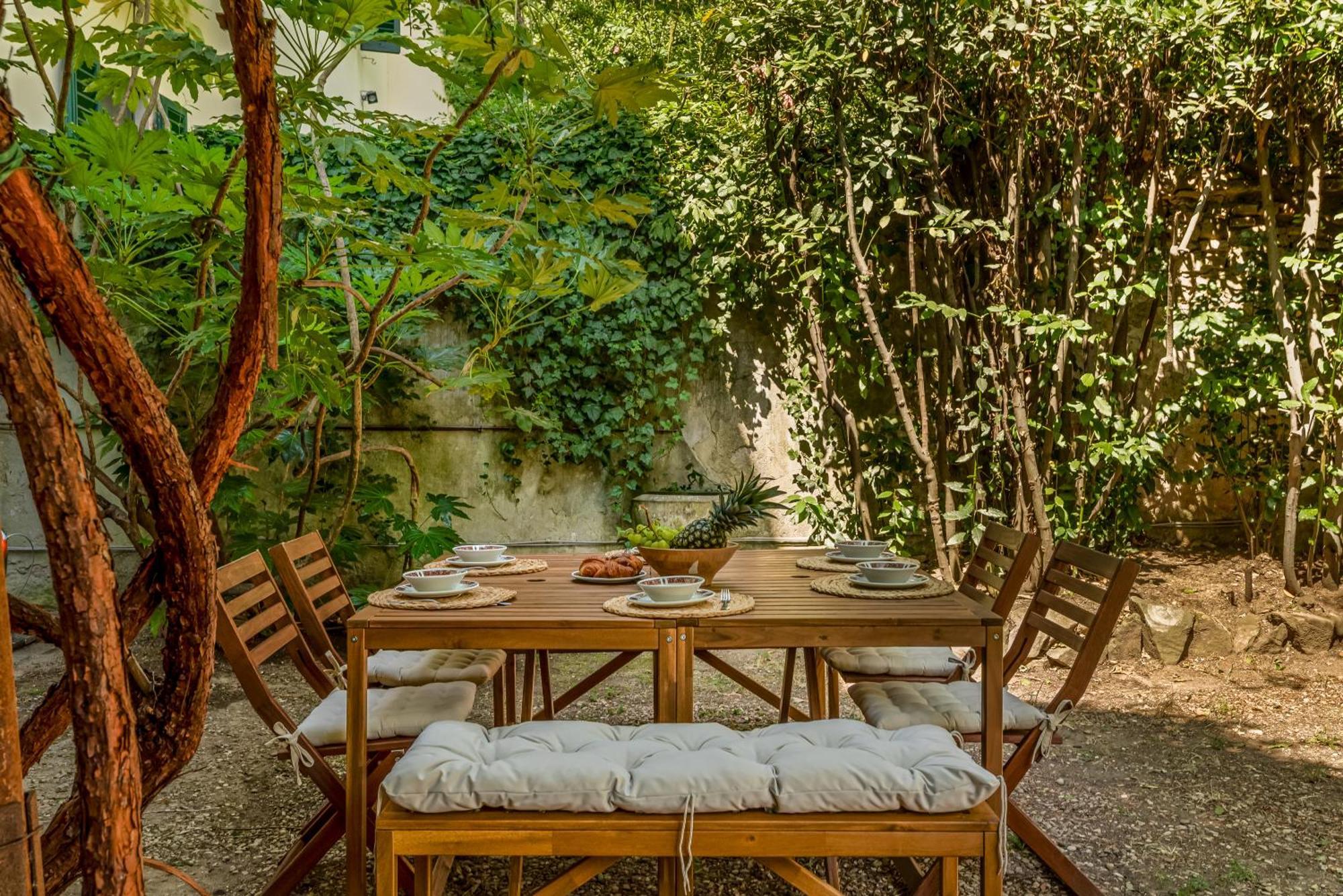 4 Suites, Frescoes And Garden Apartment *