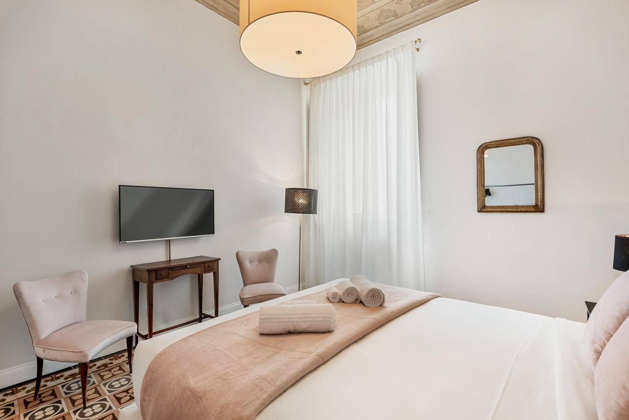 4 Suites, Frescoes And Garden