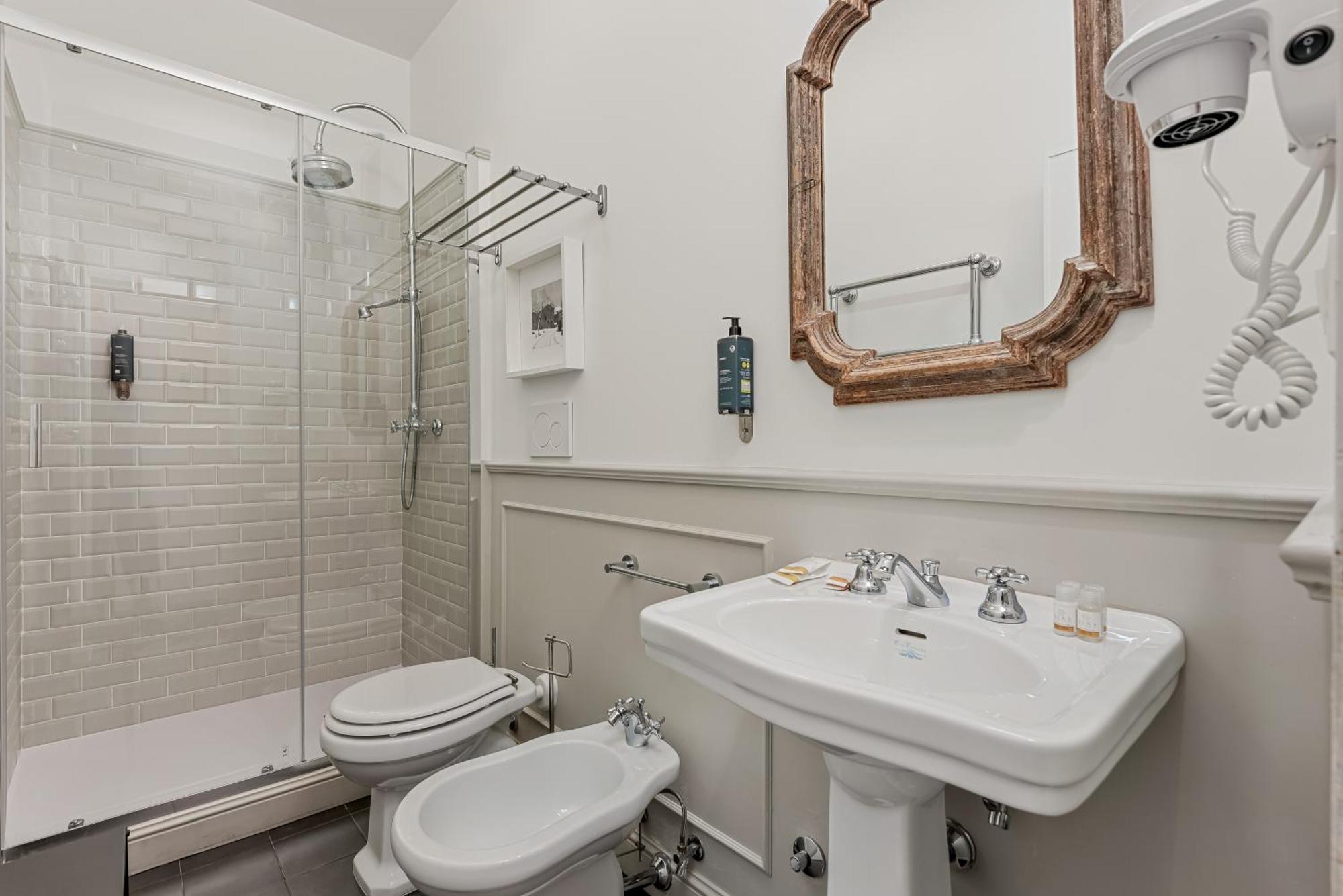 4 Suites, Frescoes And Garden Apartment Florence