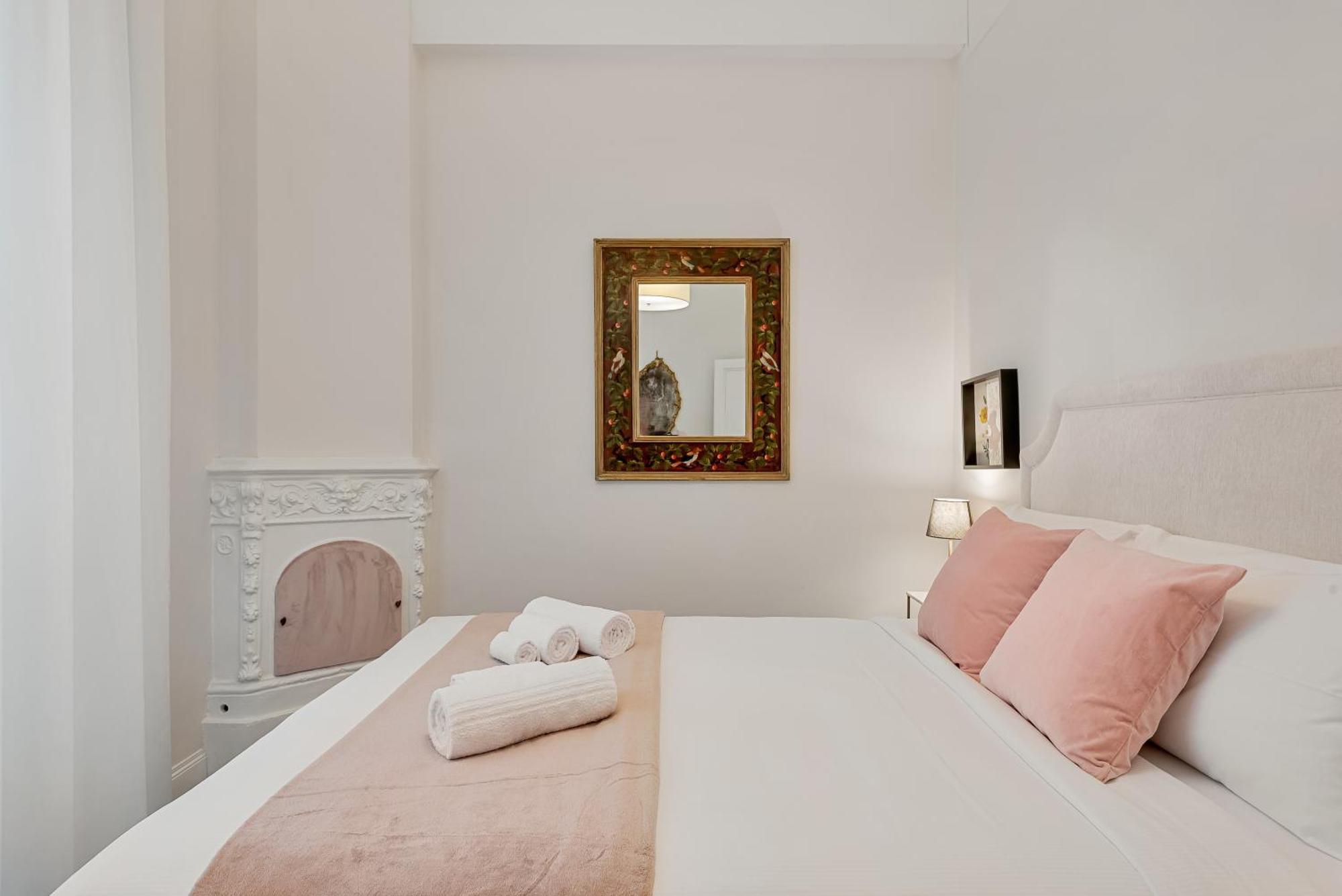 4 Suites, Frescoes And Garden Apartment